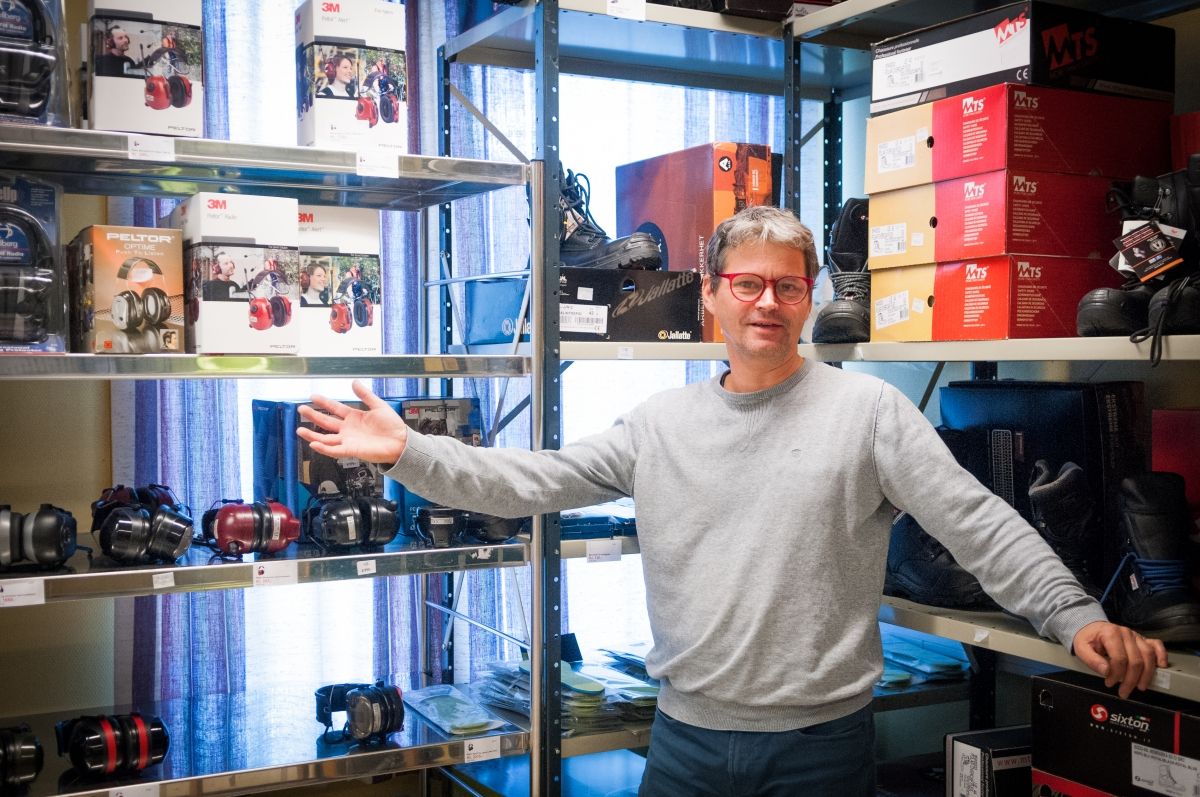 Et godt utvalgt av verneutstyr i Sikkerhetsbutikken på Torpomoen. Foto: Anders Coucheron Medhus / Torpomoen Eigedom